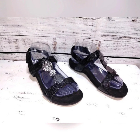 Vionic Farra Sandal in Black size 6 Embellished Opentoe Slingback Textured - Picture 1 of 8